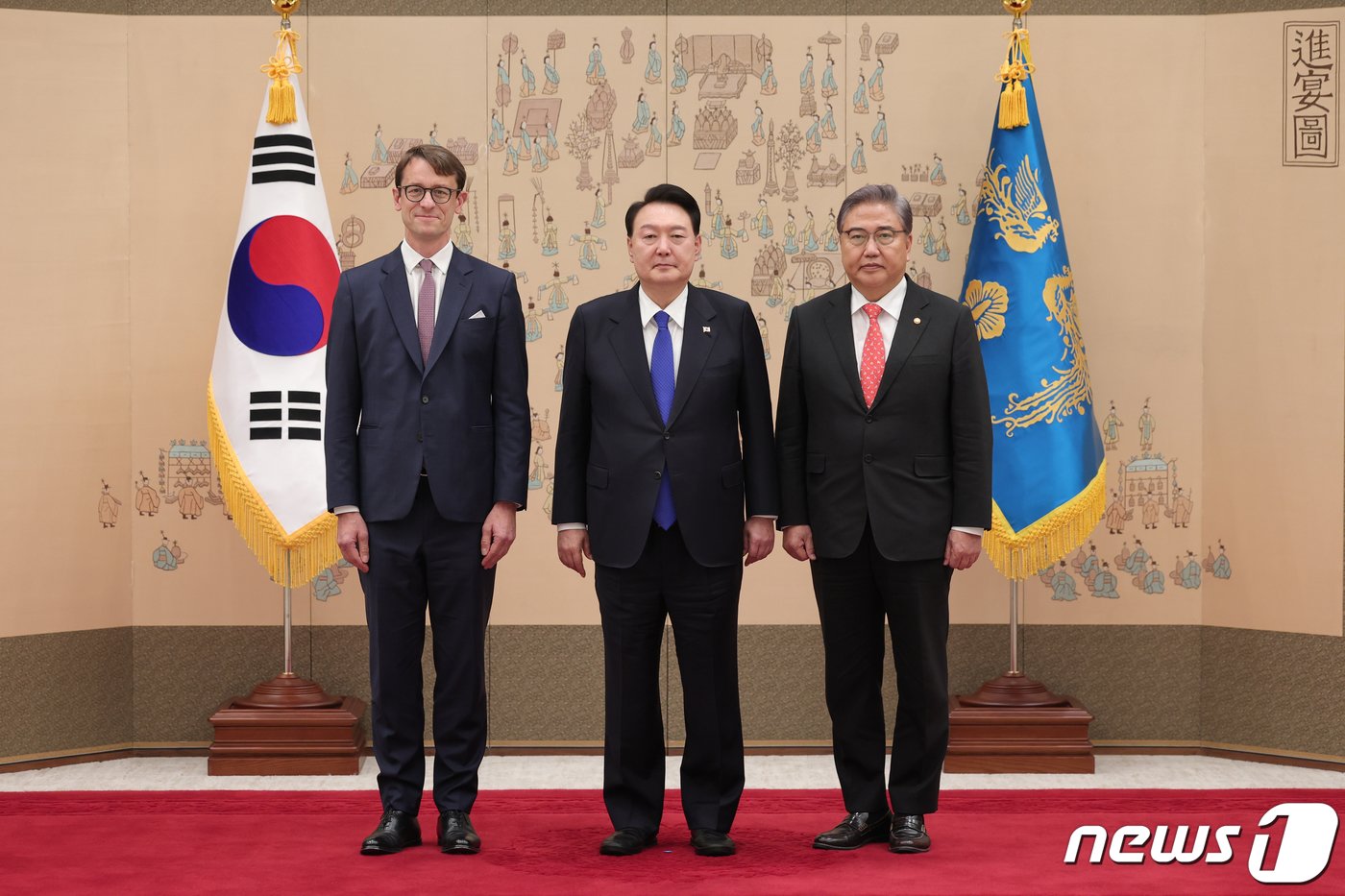 본문 이미지 - 윤석열 대통령이 17일 용산 대통령실 청사에서 열린 주한 대사 신임장 제정식에서 필립 베르투 주한 프랑스 대사로부터 신임장을 받은 후 기념촬영을 하고 있다. (대통령실 제공) 2023.10.17/뉴스1 ⓒ News1 오대일 기자