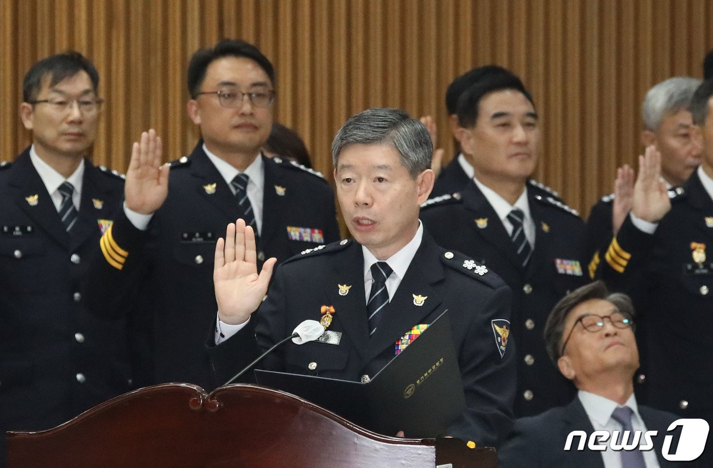 이문수 경기북부경찰청장이 17일 오후 경기 수원시 장안구 경기남부경찰청에서 열린 국회 행정안전위원회의 경기남·북부경찰청에 대한 국정감사에서 증인선서를 하고 있다. 2023.10.17/뉴스1 ⓒ News1 김영운 기자