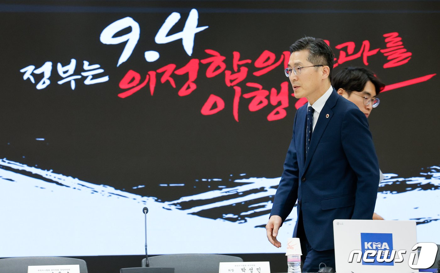 본문 이미지 - 이필수 대한의사협회 회장(왼쪽)이 17일 오후 서울 용산구 의협회관에서 열린 '의대정원 확대 대응을 위한 긴급 의료계 대표자 회의'에서 이동하고 있다. 2023.10.17/뉴스1 ⓒ News1 안은나 기자