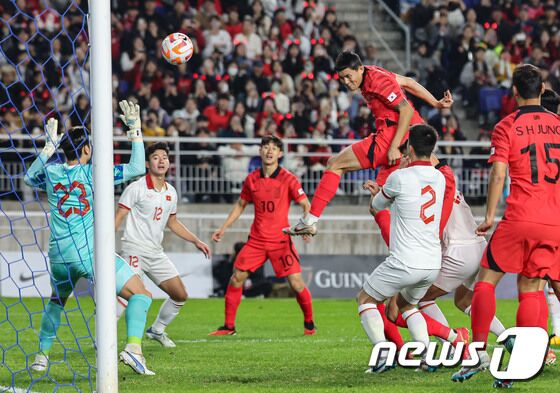 17일 오후 경기 수원시 팔달구 수원월드컵경기장에서 열린 축구 국가대표 평가전 대한민국과 베트남의 경기, 김민재가 선제골을 넣고 있다. 2023.10.17/뉴스1 © News1 김도우 기자