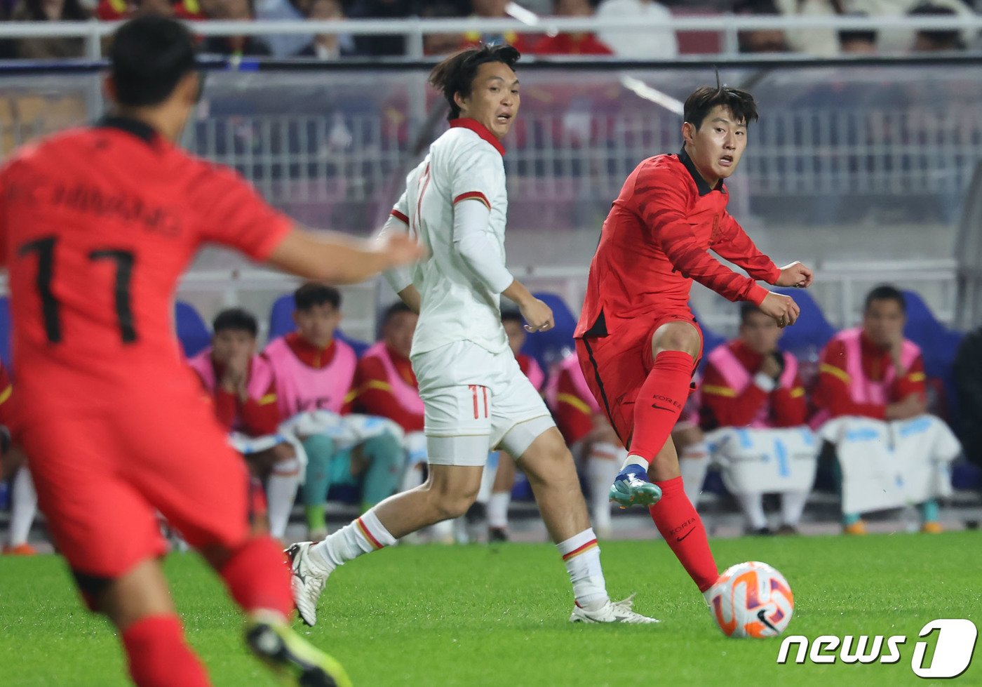 본문 이미지 - 17일 오후 경기 수원시 팔달구 수원월드컵경기장에서 열린 축구 국가대표 평가전 대한민국과 베트남의 경기, 이강인이 패스를 하고 있다. 2023.10.17/뉴스1 ⓒ News1 김도우 기자