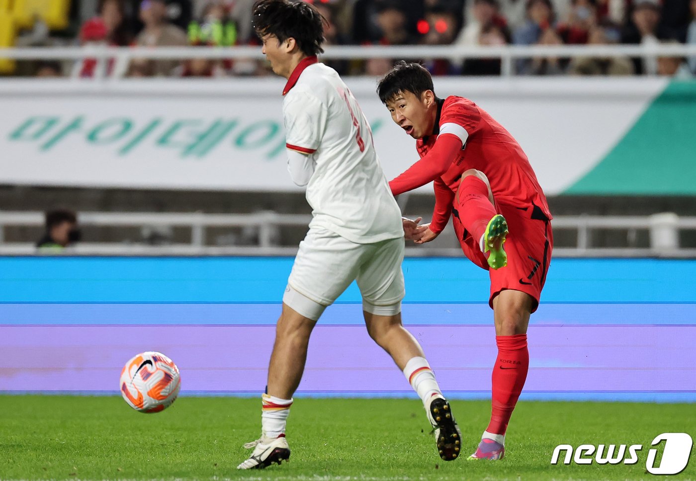 17일 경기 수원시 팔달구 수원월드컵경기장에서 열린 축구 국가대표 평가전 대한민국과 베트남의 경기, 전반 대한민국 손흥민이 패스를 하고 있다. 2023.10.17/뉴스1 ⓒ News1 김진환 기자