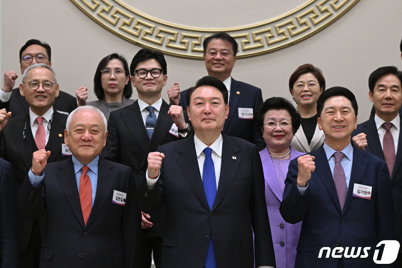 본문 이미지 - 윤석열 대통령이 17일 청와대 영빈관에서 열린 국민통합위원회 만찬에서 김기현 국민의힘 대표, 김한길 국민통합위원장과 기념촬영을 하고 있다. (대통령실 제공) 2023.10.17/뉴스1 ⓒ News1 오대일 기자