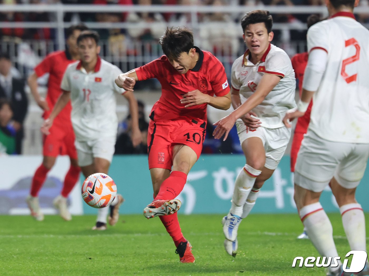 본문 이미지 - 17일 오후 경기 수원시 팔달구 수원월드컵경기장에서 열린 축구 국가대표 평가전 대한민국과 베트남의 경기, 이재성이 슛을 시도하고 있다. 2023.10.17/뉴스1 ⓒ News1 김도우 기자