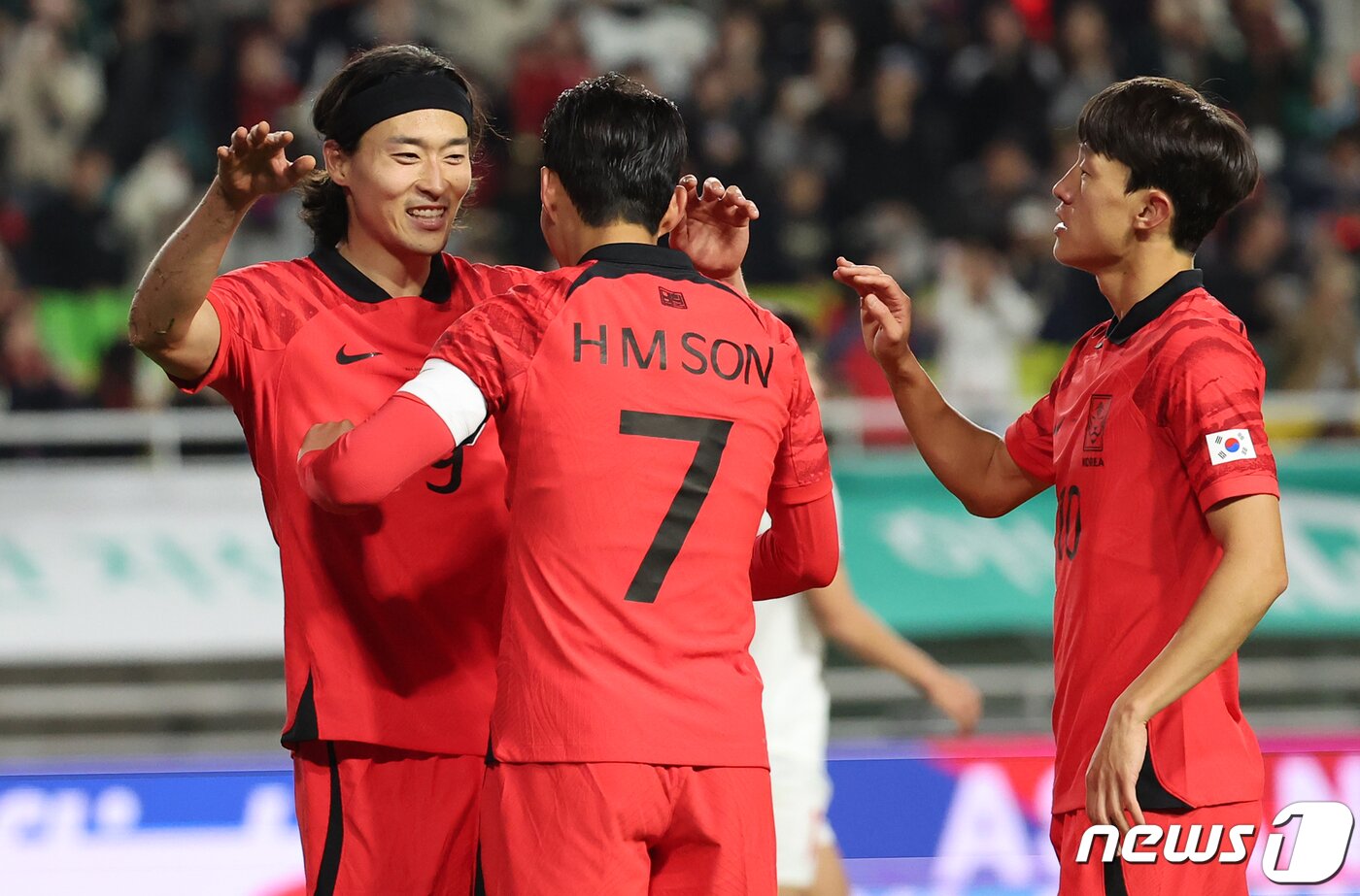 본문 이미지 - 17일 경기 수원시 팔달구 수원월드컵경기장에서 열린 축구 국가대표 평가전 대한민국과 베트남의 경기, 후반 대한민국 조규성이 팀의 세 번째 골을 시킨 뒤 손흥민과 기쁨을 나누고 있다. 2023.10.17/뉴스1 ⓒ News1 김진환 기자