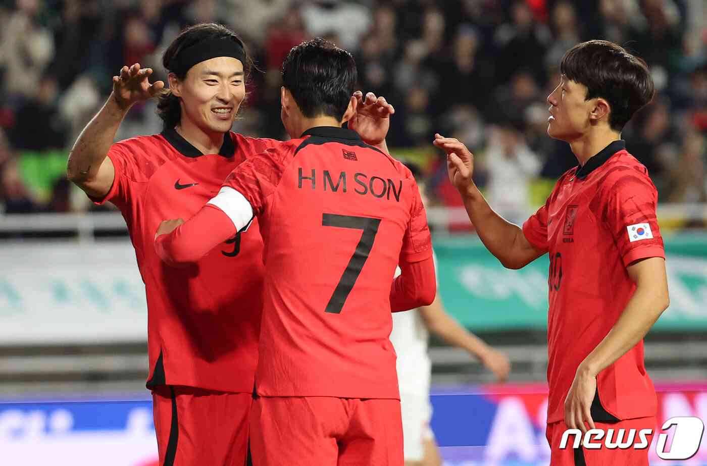 17일 경기 수원시 팔달구 수원월드컵경기장에서 열린 축구 국가대표 평가전 대한민국과 베트남의 경기, 후반 대한민국 조규성이 팀의 세 번째 골을 시킨 뒤 손흥민과 기쁨을 나누고 있다. 2023.10.17/뉴스1 © News1 김진환 기자