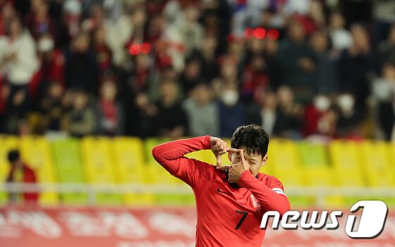 17일 경기 수원시 팔달구 수원월드컵경기장에서 열린 축구 국가대표 평가전 대한민국과 베트남의 경기, 후반 대한민국 손흥민이 팀의 네 번째 골을 성공시킨 뒤 특유의 찰칵 세리머니를 하고 있다. 2023.10.17/뉴스1 © News1 김진환 기자