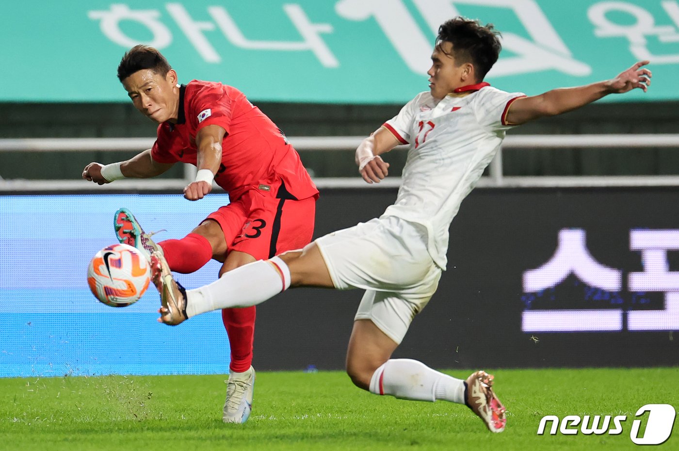 본문 이미지 - 17일 경기 수원시 팔달구 수원월드컵경기장에서 열린 축구 국가대표 평가전 대한민국과 베트남의 경기, 후반 대한민국 김태환이 크로스를 시도하고 있다. 2023.10.17/뉴스1 ⓒ News1 김진환 기자