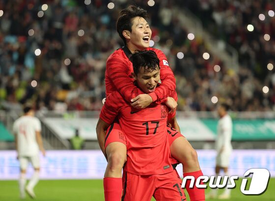 17일 경기 수원시 팔달구 수원월드컵경기장에서 열린 축구 국가대표 평가전 대한민국과 베트남의 경기, 후반 대한민국 정우영이 팀의 여섯 번째 골을 성공시킨 뒤 이강인의 축하를 받고 있다. 2023.10.17/뉴스1 © News1 김진환 기자