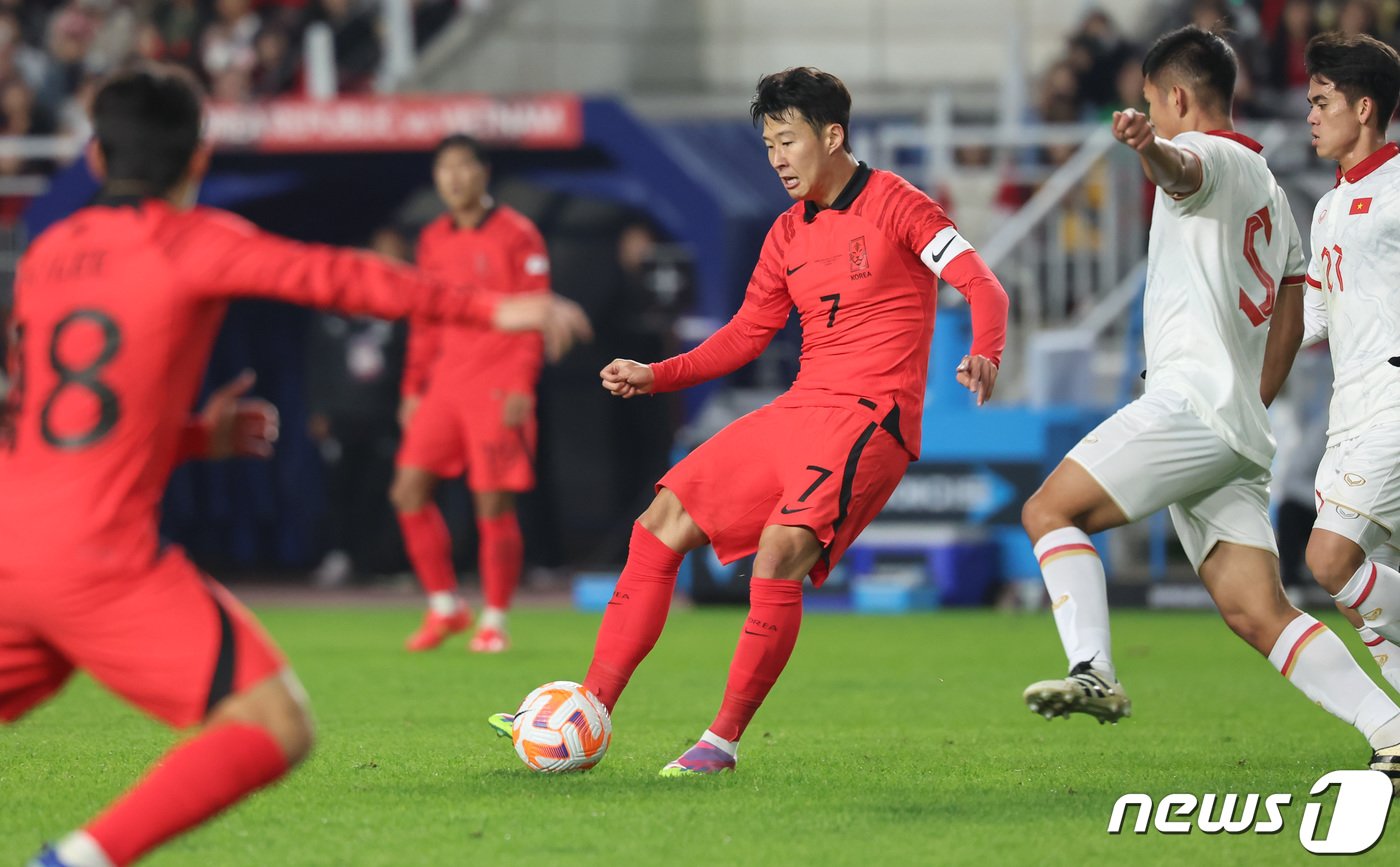 17일 오후 경기 수원시 팔달구 수원월드컵경기장에서 열린 축구 국가대표 평가전 대한민국과 베트남의 경기, 손흥민이 패스를 하고 있다. 2023.10.17/뉴스1 ⓒ News1 김도우 기자