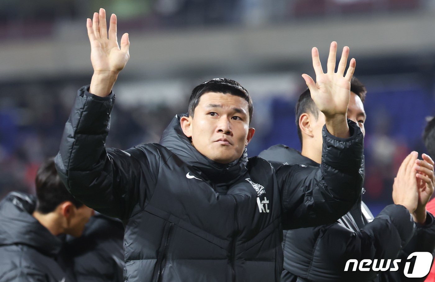 본문 이미지 - 10월 17일 수원월드컵경기장에서 열린 축구 국가대표 평가전 대한민국과 베트남의 경기, 김민재가 베트남을 상대로 6대0 승리 후 관중들을 향해 인사하고 있다. 2023.10.17/뉴스1 ⓒ News1 김도우 기자