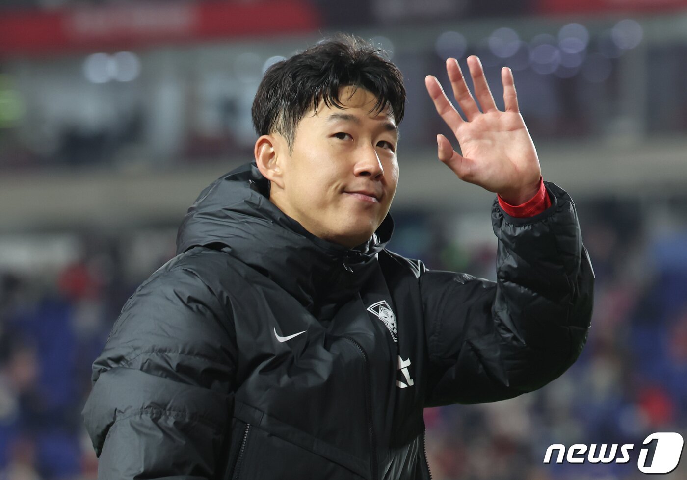 본문 이미지 - 17일 오후 경기 수원시 팔달구 수원월드컵경기장에서 열린 축구 국가대표 평가전 대한민국과 베트남의 경기, 손흥민이 베트남을 상대로 6대0 승리 후 관중들을 향해 인사하고 있다. 2023.10.17/뉴스1 ⓒ News1 김도우 기자