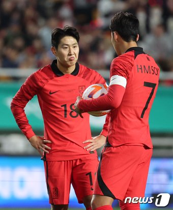 17일 경기 수원시 팔달구 수원월드컵경기장에서 열린 축구 국가대표 평가전 대한민국과 베트남의 경기, 후반 대한민국 이강인과 손흥민&#40;오른쪽&#41;이 프리킥에 앞서 작전을 교환하고 있다. 2023.10.17/뉴스1 ⓒ News1 김진환 기자