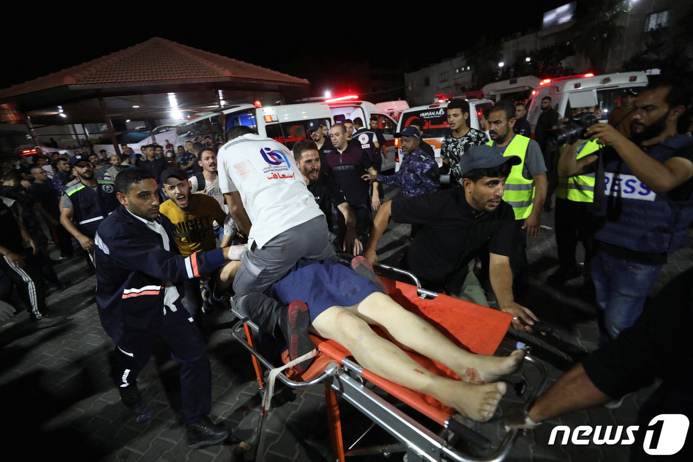 17일&#40;현지시간&#41; 가자지구 가자시티의 알아흘리 아랍 병원이 이스라엘군의 공격을 받은 후 부상자들이 도움을 받고 있다. 2023.10.17/뉴스1 ⓒ 로이터=뉴스1 ⓒ News1 김민수 기자