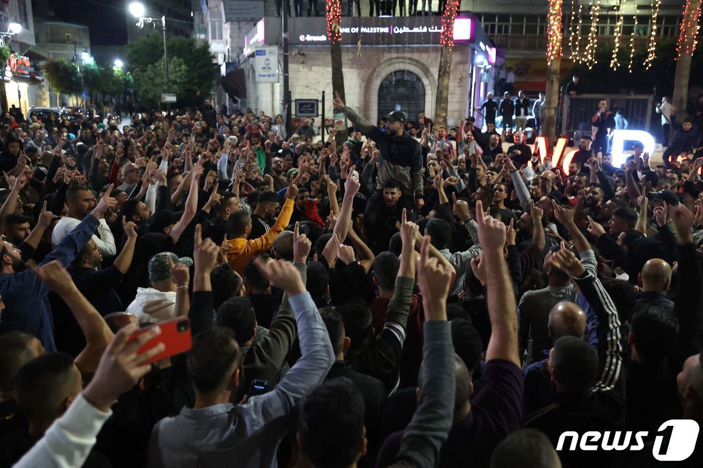 본문 이미지 - 팔레스타인 시민들이 17일(현지시간) 자치정부 청사가 있는 라말라에서 이스라엘 규탄 시위를 벌이고 있다. 2023.10.17/뉴스1 ⓒ AFP=뉴스1 ⓒ News1 김민수 기자