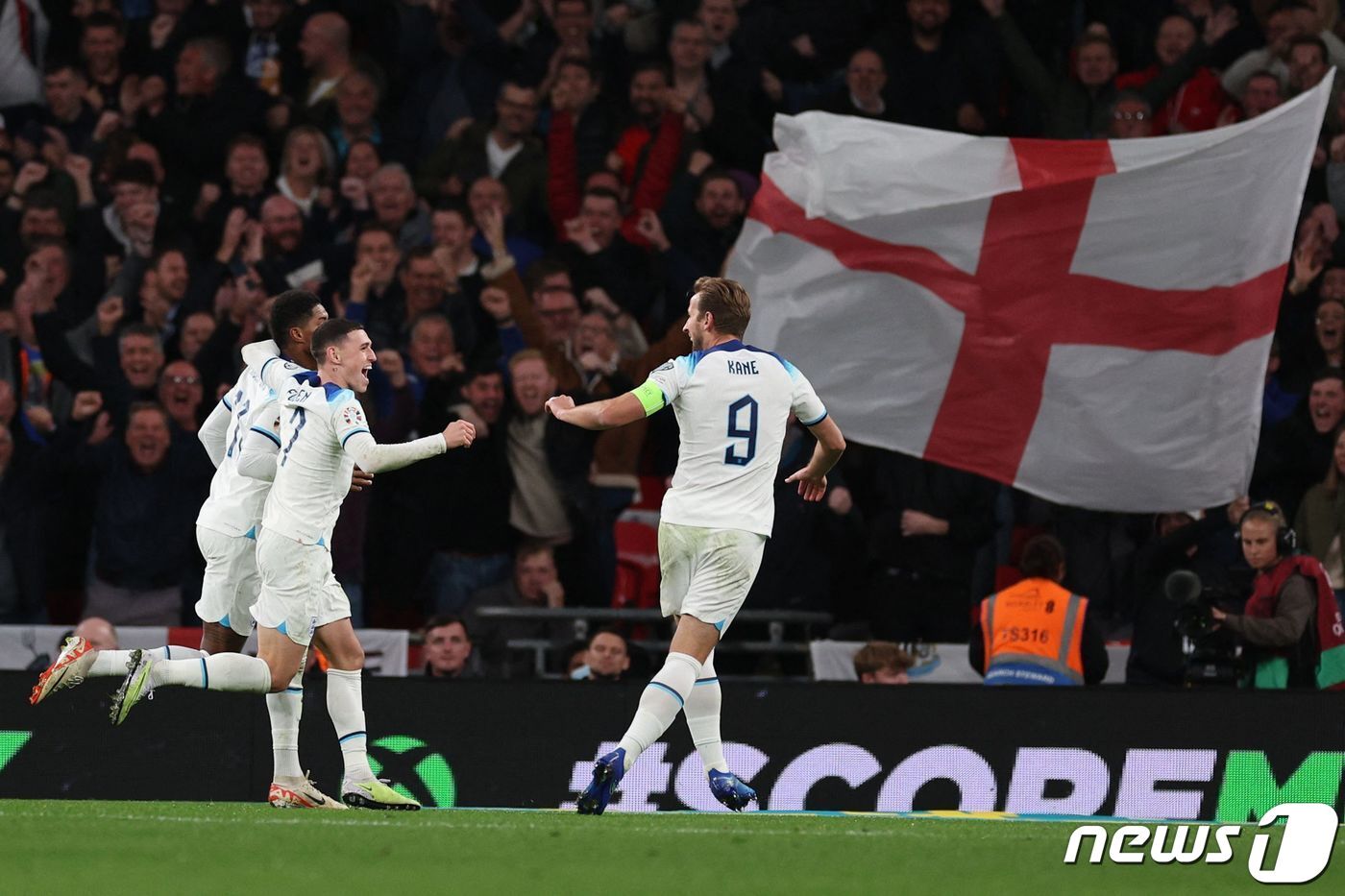 본문 이미지 - 득점 후 기뻐하는 잉글랜드 선수들ⓒ AFP=뉴스1