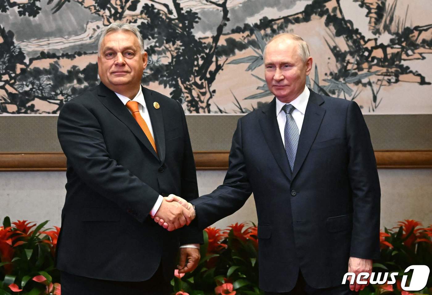 본문 이미지 - 푸틴 대통령과 오르반 총리가 2023년 10월 중국 베이징에서 열린 일대일로 정상 포럼 중 회담하는 모습. 2023.10.18 ⓒ AFP=뉴스1 ⓒ News1 우동명 기자