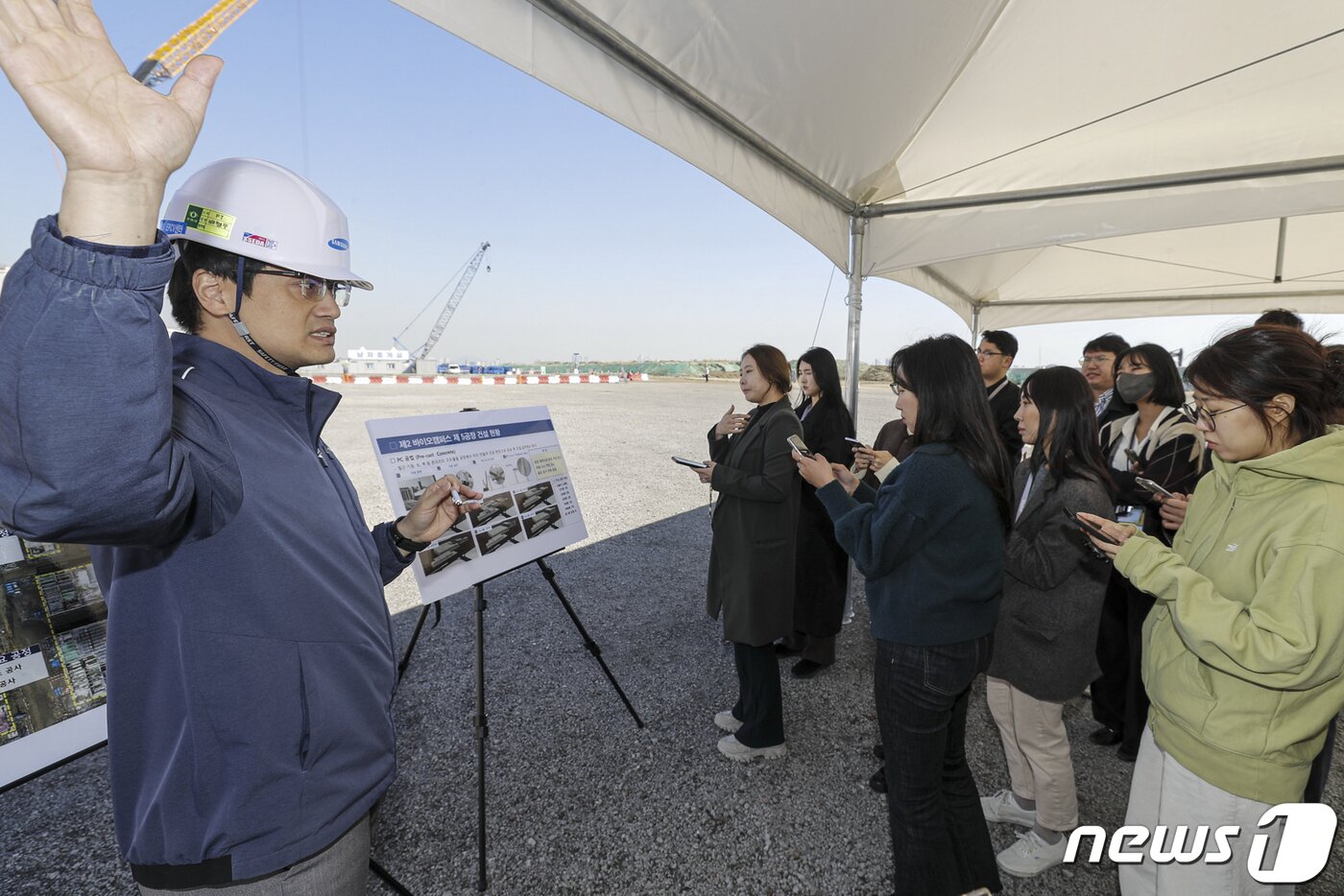 본문 이미지 - 삼성바이오로직스 5공장 현장 관계자가 17일 인천 송도 제2바이오캠퍼스 부지에서 건설 진행 상황에 대해 설명을 하고 있다./삼성바이오로직스 제공