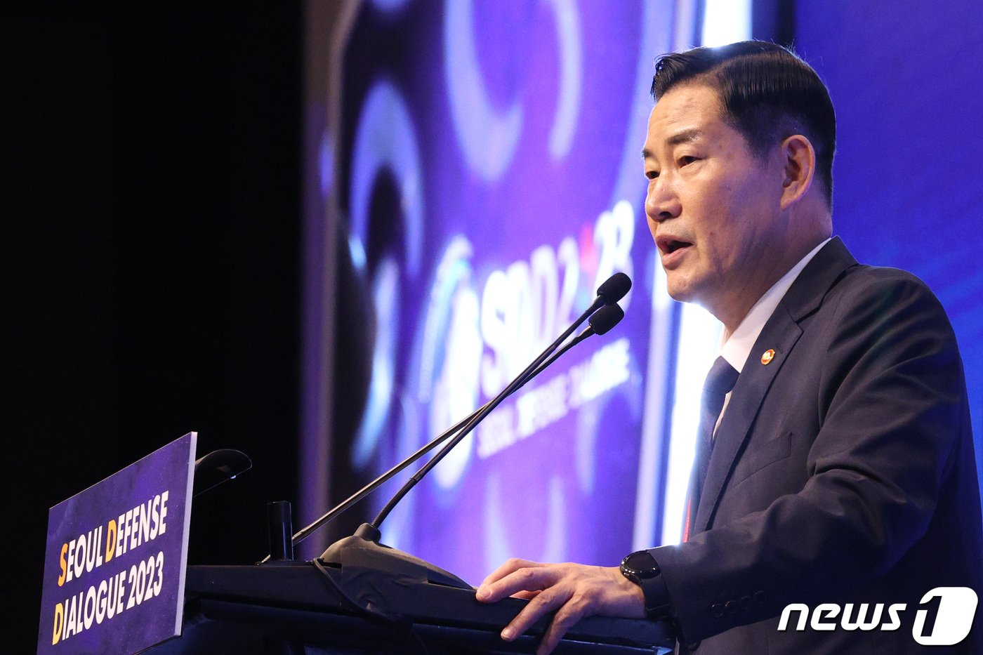 본문 이미지 - 신원식 국방부 장관이 18일 서울 강남구 그랜드인터컨티넨탈 파르나스 호텔에서 열린 2023 서울안보대화(SDD) 개회식에서 개회사를 하고 있다. 2023.10.18/뉴스1 ⓒ News1 신웅수 기자