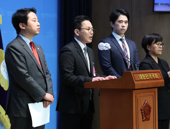 본문 이미지 - 더불어민주당 이재명 대표의 부인 김혜경 씨의 법인카드 유용 의혹과 관련한 공익신고자인 전 경기도 공무원 조명현 씨와 장예찬 국민의힘 최고위원이 18일 서울 여의도 국회 소통관에서 정무위원회 국정감사 증인 채택 취소 관련 기자회견을 하고 있다. 2023.10.18/뉴스1 ⓒ News1 송원영 기자