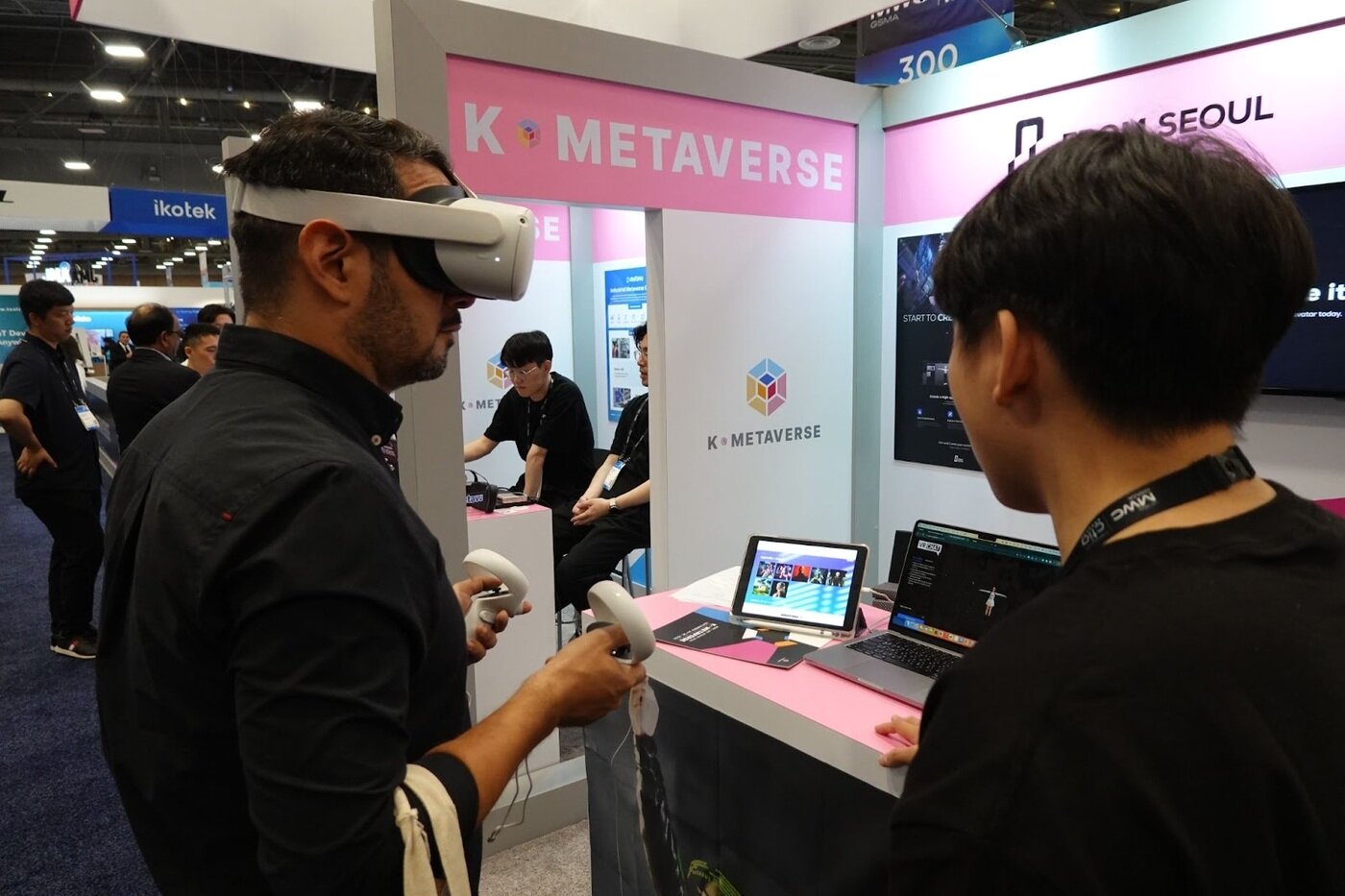 본문 이미지 - 미국 라스베이거스 'MWC 2023'에서 VRchat과 연동된 'EDEN' '아바타를 직접 시연 중인 장면. 사진제공=프롬서울