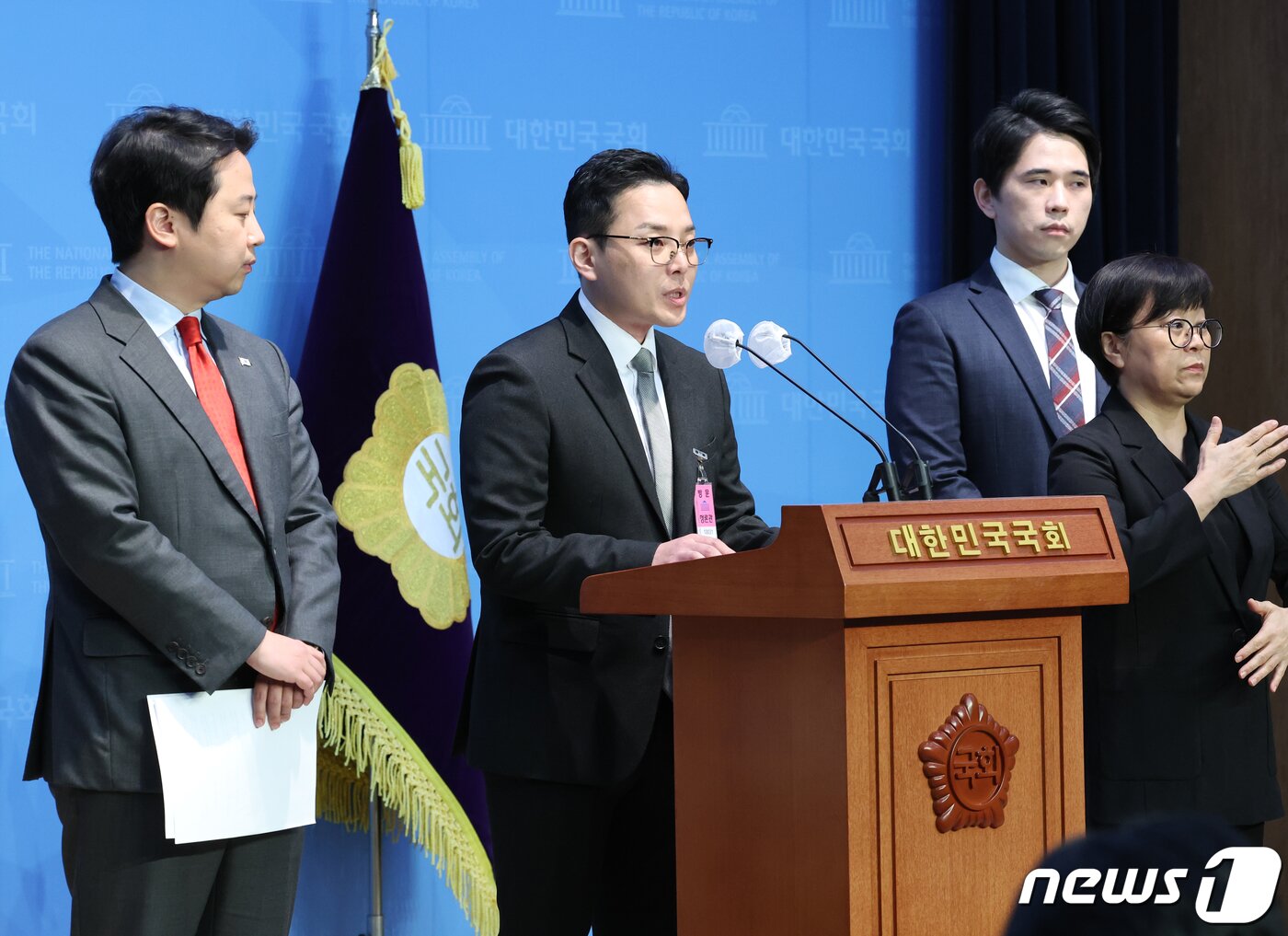 본문 이미지 - 더불어민주당 이재명 대표의 부인 김혜경 씨의 법인카드 유용 의혹과 관련한 공익신고자인 전 경기도 공무원 조명현 씨와 장예찬 국민의힘 최고위원이 18일 서울 여의도 국회 소통관에서 정무위원회 국정감사 증인 채택 취소 관련 기자회견을 하고 있다. 2023.10.18/뉴스1 ⓒ News1 송원영 기자