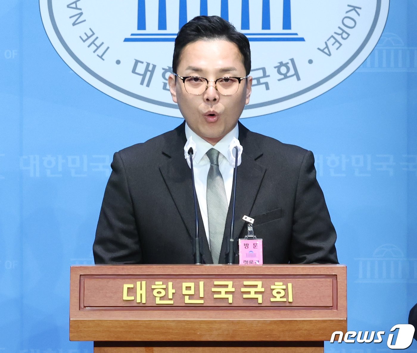 본문 이미지 - 더불어민주당 이재명 대표의 부인 김혜경 씨의 법인카드 유용 의혹과 관련한 공익신고자인 전 경기도 공무원 조명현 씨가 18일 서울 여의도 국회 소통관에서 정무위원회 국정감사 증인 채택 취소 관련 기자회견을 하고 있다. 2023.10.18/뉴스1 ⓒ News1 송원영 기자