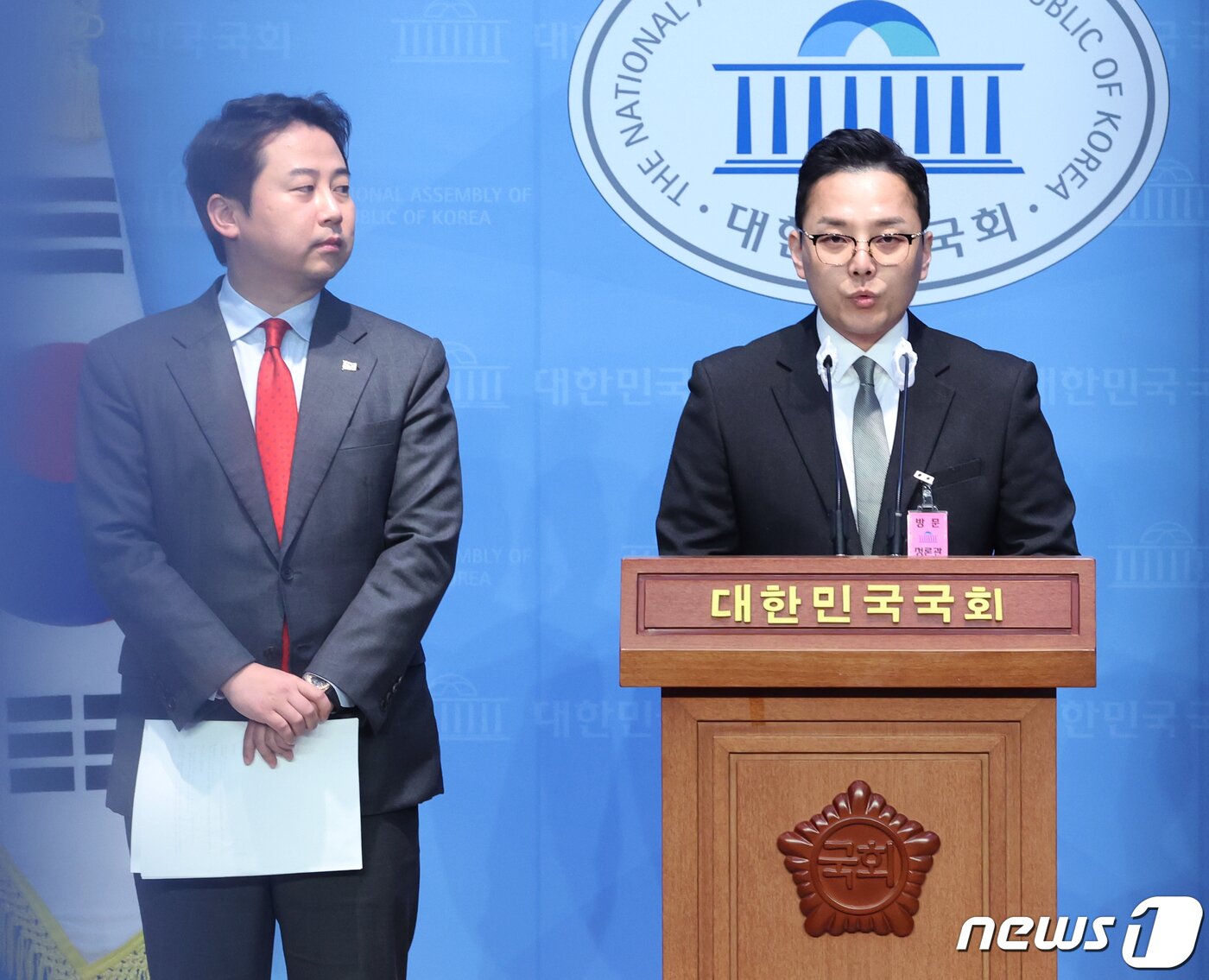 본문 이미지 - 더불어민주당 이재명 대표의 부인 김혜경 씨의 법인카드 유용 의혹과 관련한 공익신고자인 전 경기도 공무원 조명현 씨와 장예찬 국민의힘 최고위원이 18일 서울 여의도 국회 소통관에서 정무위원회 국정감사 증인 채택 취소 관련 기자회견을 하고 있다. 2023.10.18/뉴스1 ⓒ News1 송원영 기자