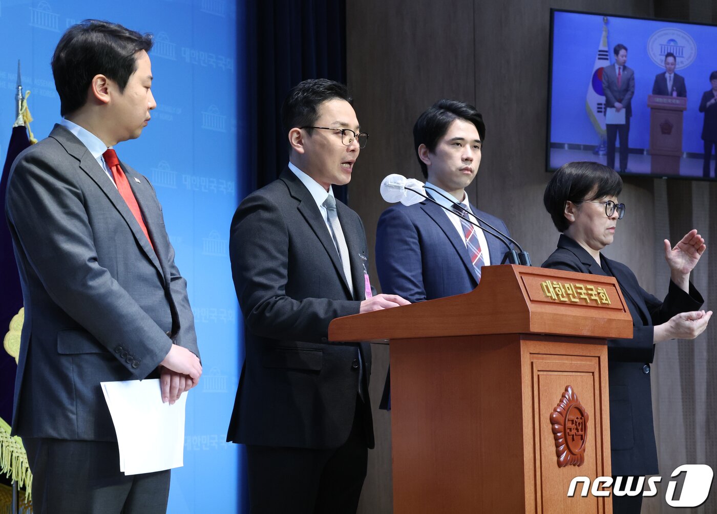 본문 이미지 - 더불어민주당 이재명 대표의 부인 김혜경 씨의 법인카드 유용 의혹과 관련한 공익신고자인 전 경기도 공무원 조명현 씨와 장예찬 국민의힘 최고위원이 18일 서울 여의도 국회 소통관에서 정무위원회 국정감사 증인 채택 취소 관련 기자회견을 하고 있다. 2023.10.18/뉴스1 ⓒ News1 송원영 기자