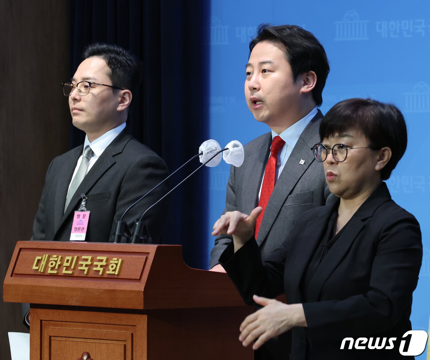 본문 이미지 - 장예찬 국민의힘 최고위원과 '이재명 대표 법카 의혹' 공익제보자 조명현씨가 18일 서울 여의도 국회 소통관에서 정무위원회 국정감사 증인 채택 취소를 규탄하는 기자회견을 하고 있다. 2023.10.18/뉴스1 ⓒ News1 송원영 기자