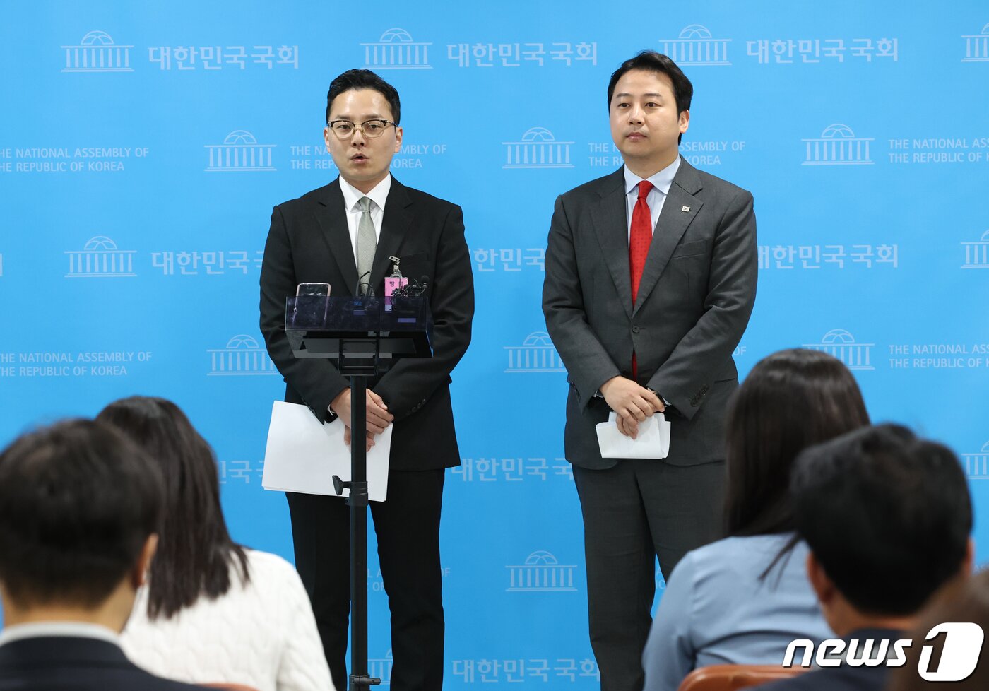 본문 이미지 - 더불어민주당 이재명 대표의 부인 김혜경 씨의 법인카드 유용 의혹과 관련한 공익신고자인 전 경기도 공무원 조명현씨와 장예찬 국민의힘 최고위원이 18일 서울 여의도 국회 소통관에서 정무위원회 국정감사 증인 채택 취소관련 기자회견을 하고 있다. 2023.10.18/뉴스1 ⓒ News1 송원영 기자