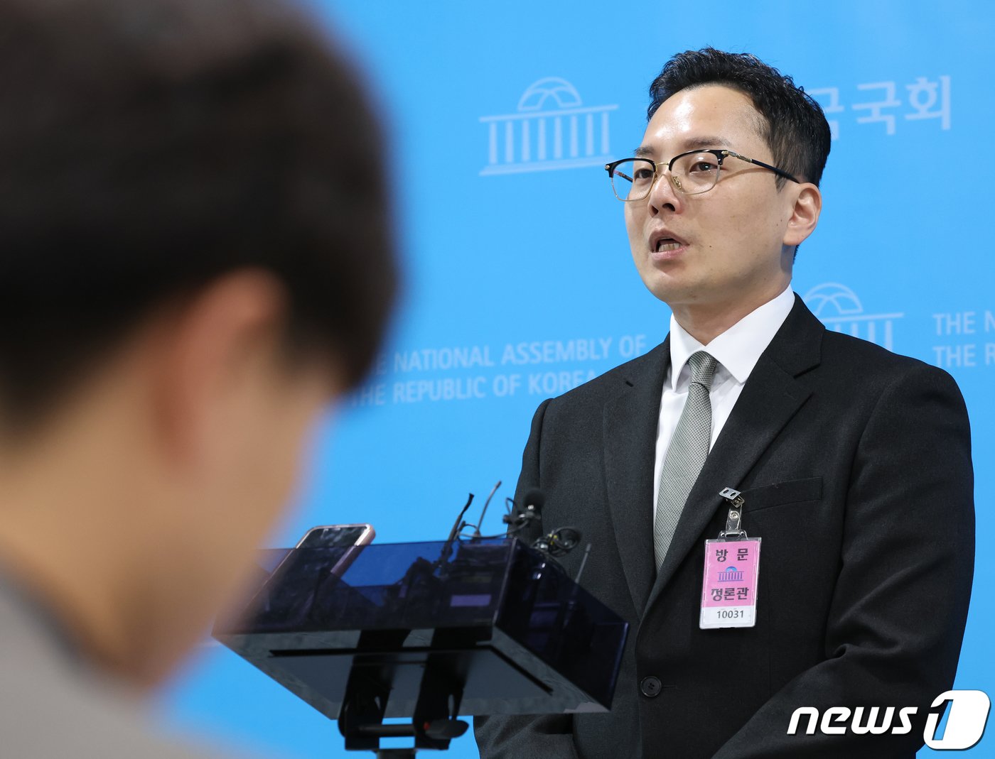 본문 이미지 - 더불어민주당 이재명 대표의 부인 김혜경 씨의 법인카드 유용 의혹과 관련한 공익신고자인 전 경기도 공무원 조명현 씨가 18일 서울 여의도 국회 소통관에서 정무위원회 국정감사 증인 채택 취소 관련 기자회견을 하고 있다. 2023.10.18/뉴스1 ⓒ News1 송원영 기자