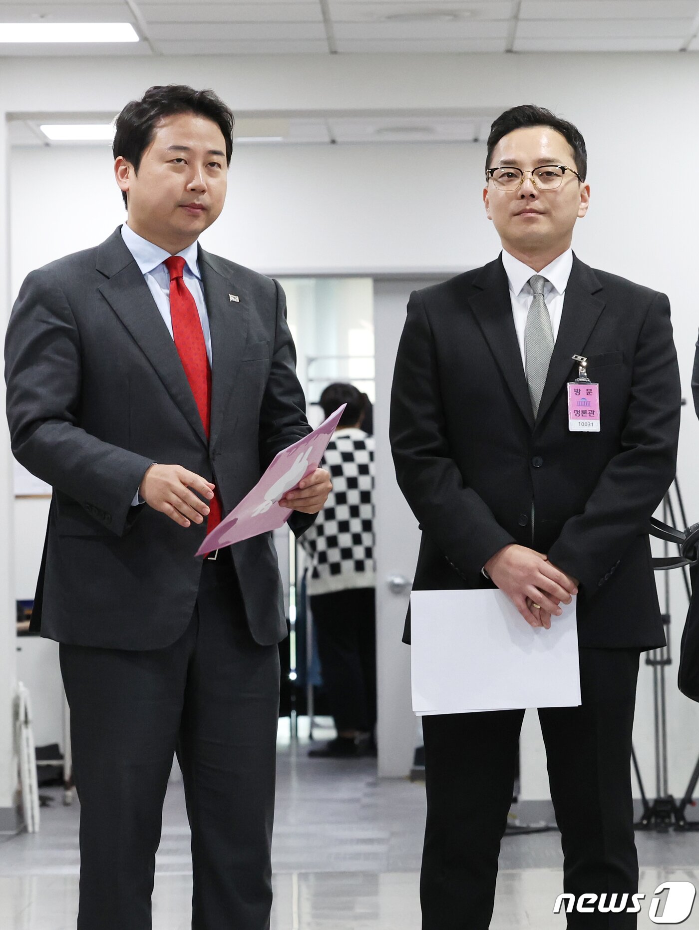 본문 이미지 - 장예찬 국민의힘 최고위원과 '이재명 대표 법카 의혹' 제보자 조명현 씨가 18일 서울 여의도 국회 소통관에서 정무위원회 국정감사 증인 채택 취소 규탄 기자회견을 앞두고 대화를 하고 있다. 2023.10.18/뉴스1 ⓒ News1 송원영 기자