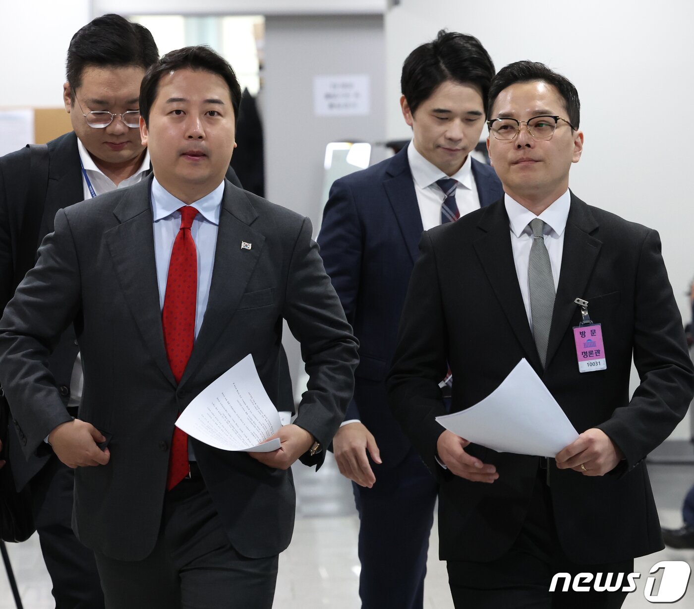 본문 이미지 - 장예찬 국민의힘 최고위원과 '이재명 대표 법카 의혹' 공익제보자 조명현 씨가 18일 서울 여의도 국회 소통관에서 정무위원회 국정감사 증인 채택 취소 규탄 기자회견에 참석하고 있다. 2023.10.18/뉴스1 ⓒ News1 송원영 기자