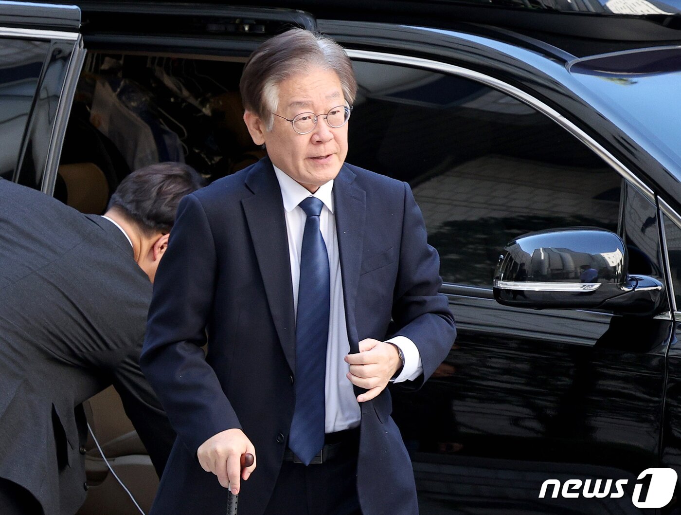 본문 이미지 - 이재명 더불어민주당 대표가 17일 오전 서울 서초구 서울중앙지방법원에서 열린 대장동·위례신도시 개발 특혜 등 특정범죄가중처벌등에관한법률위반(뇌물) 공판에 출석하고 있다. 2023.10.17/뉴스1 ⓒ News1 송원영 기자