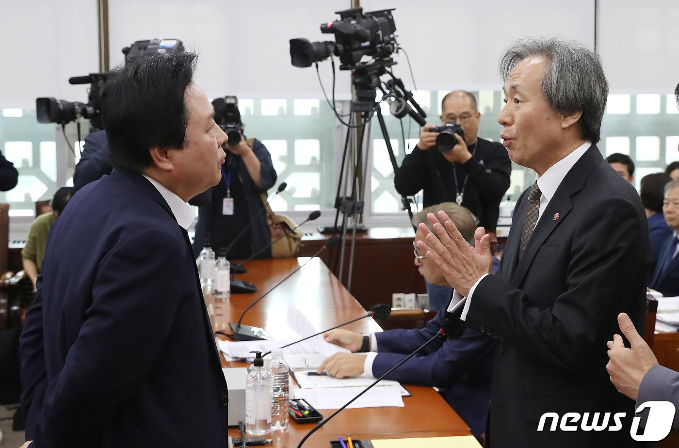 본문 이미지 - 18일 오전 서울 여의도 국회에서 열린 보건복지위원회의 국민건강보험공단, 건강보험심사평가원에 대한 국정감사가 정기석 국민건강보험공단 이사장의 '자료 강요' 발언 문제로 정회되자 강기윤 국민의힘 복지위 간사가 정 이사장과 이야기를 나누고 있다. 2023.10.18/뉴스1 ⓒ News1 임세영 기자