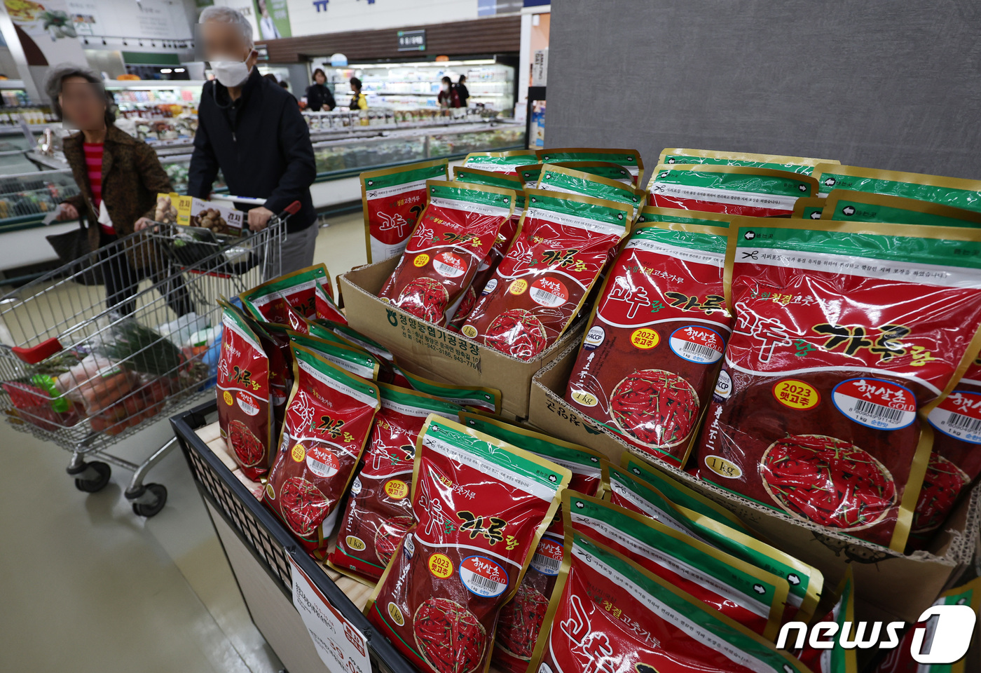 (서울=뉴스1) 구윤성 기자 = 18일 서울의 한 대형마트에서 시민들이 고춧가루를 살피고 있다.이날 한국농수산식품유통공사(aT)의 농산물유통센터(KAMIS)에 따르면 지난 17일 …