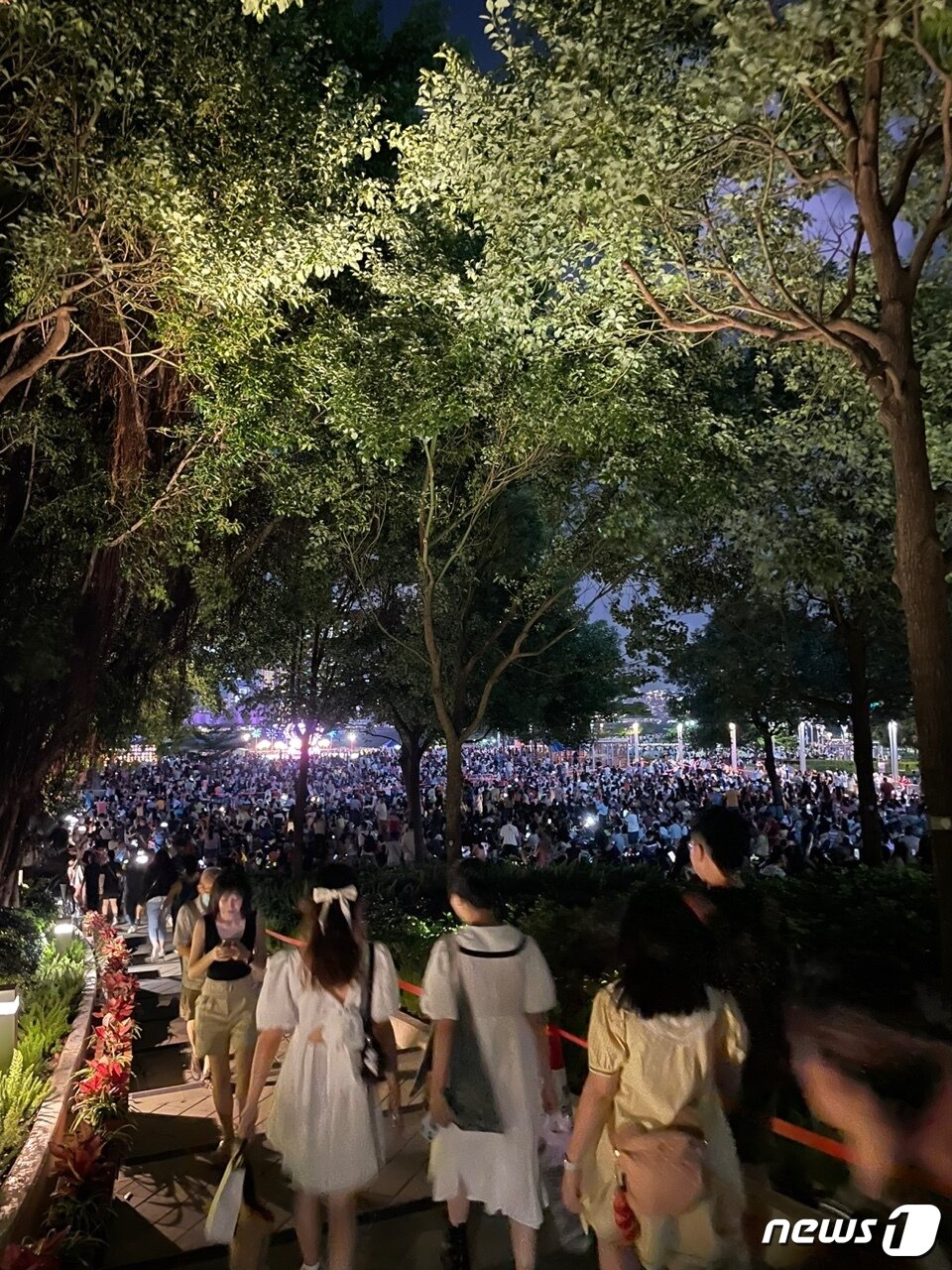 본문 이미지 - 불꽃놀이를 앞둔 홍콩섬 타마파크에 인파가 몰려있다. 2023.10.1/뉴스1 ⓒ News1 강태우 기자