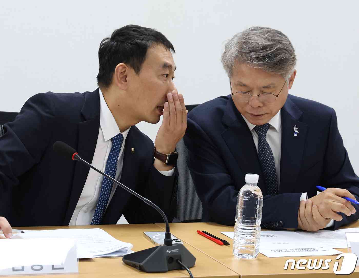 왼쪽부터 김용민, 민형배 더불어민주당 의원. 뉴스1 © News1 송원영 기자