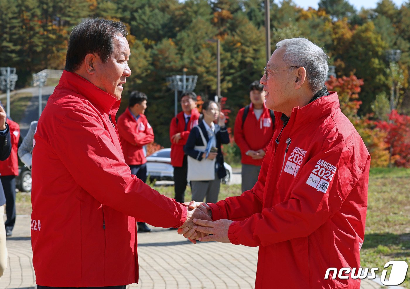 본문 이미지 - 유인촌 문화체육관광부 장관이 작년 10월 18일 2024 강원 동계청소년올림픽대회 현장 점검을 위해 강원도평창 알펜시아 스포츠파크 스키점프센터를 방문한 가운데, 심재국 평창군수가 유  장관과 인사를 나누고 있다. (뉴스1 DB)
