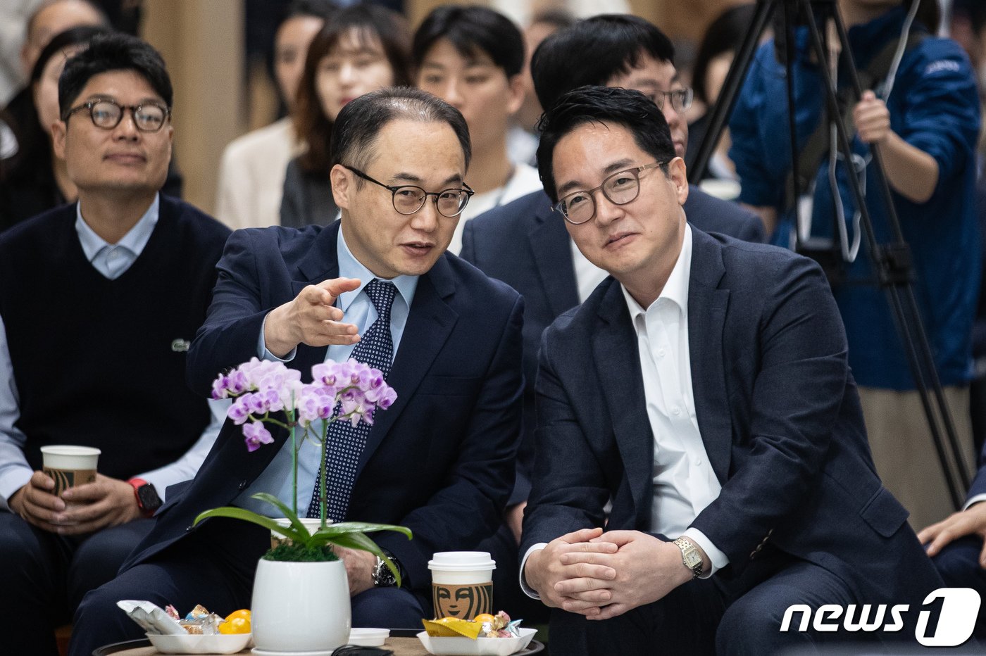 이원석 검찰총장이 18일 서울 서초구 대검찰청 로비에서 열린 &#39;다목적 공간&#39; 개관식에서 심우정 차장검사와 대화를 나누고 있다./뉴스1 ⓒ News1 유승관 기자