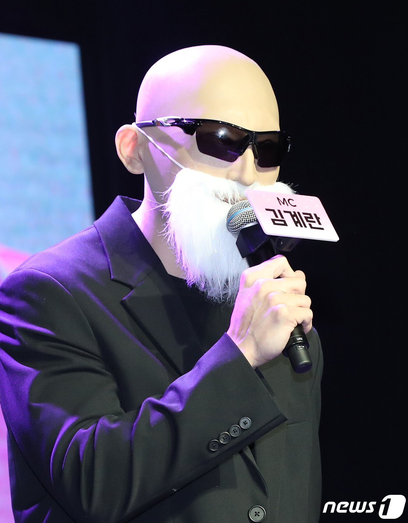 본문 이미지 - 제작자 김계란이 18일 오후 서울 서교동 무신사 개러지에서 열린 걸밴드’ QWER(큐더블유이알) 데뷔 싱글 1집 '하모니 프롬 디스코드(Harmony from Discord)' 쇼케이스에서 진행을 하고 있다. 2023.10.18/뉴스1 ⓒ News1 권현진 기자