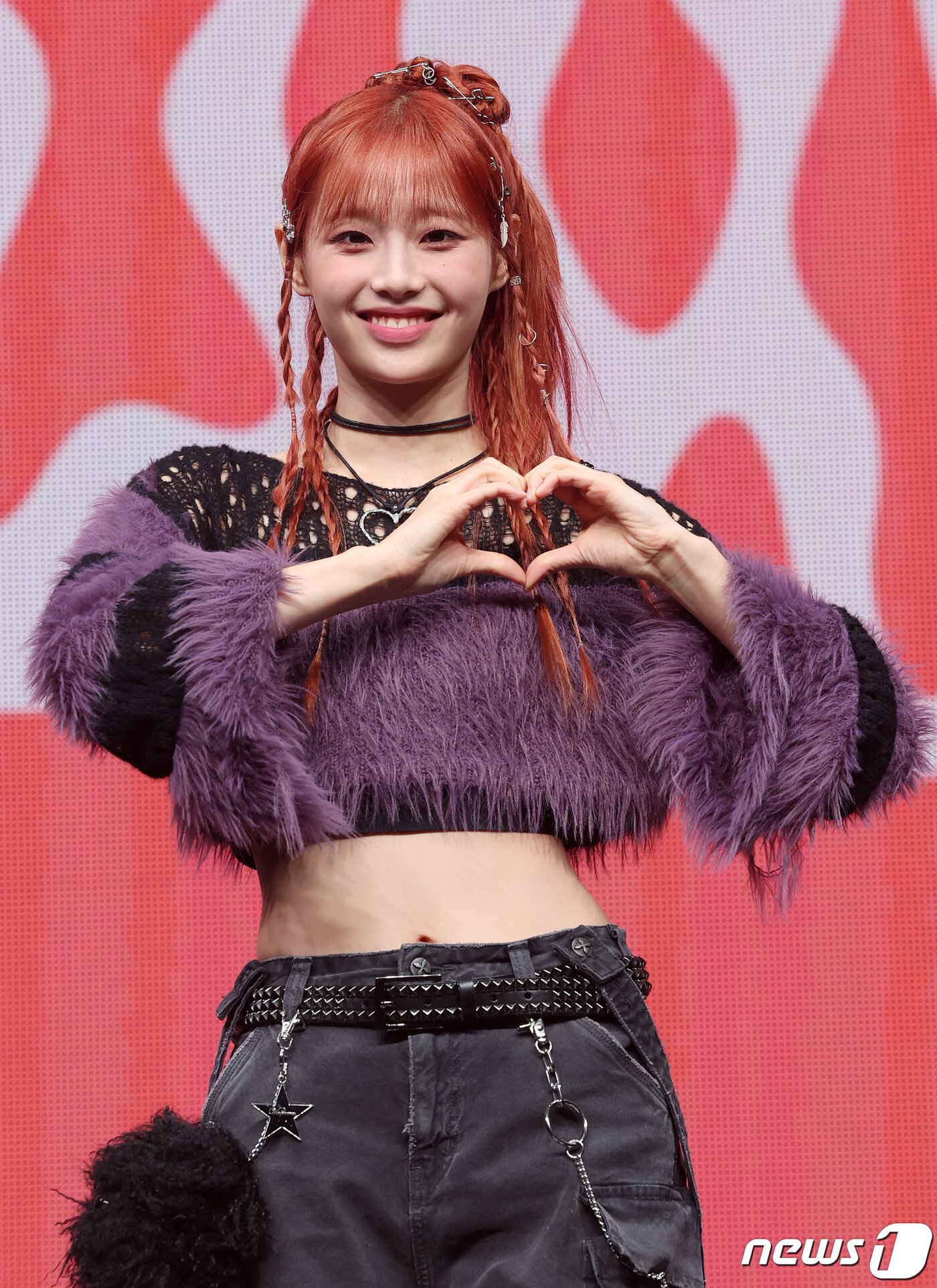 본문 이미지 - 가수 츄(CHUU)가 18일 오후 서울 광진구 광장동 예스24라이브홀에서 열린 첫 번째 미니 앨범 ‘Howl’ 발매 기념 쇼케이스에서 포즈를 취하고 있다. 2023.10.18/뉴스1 ⓒ News1 김진환 기자