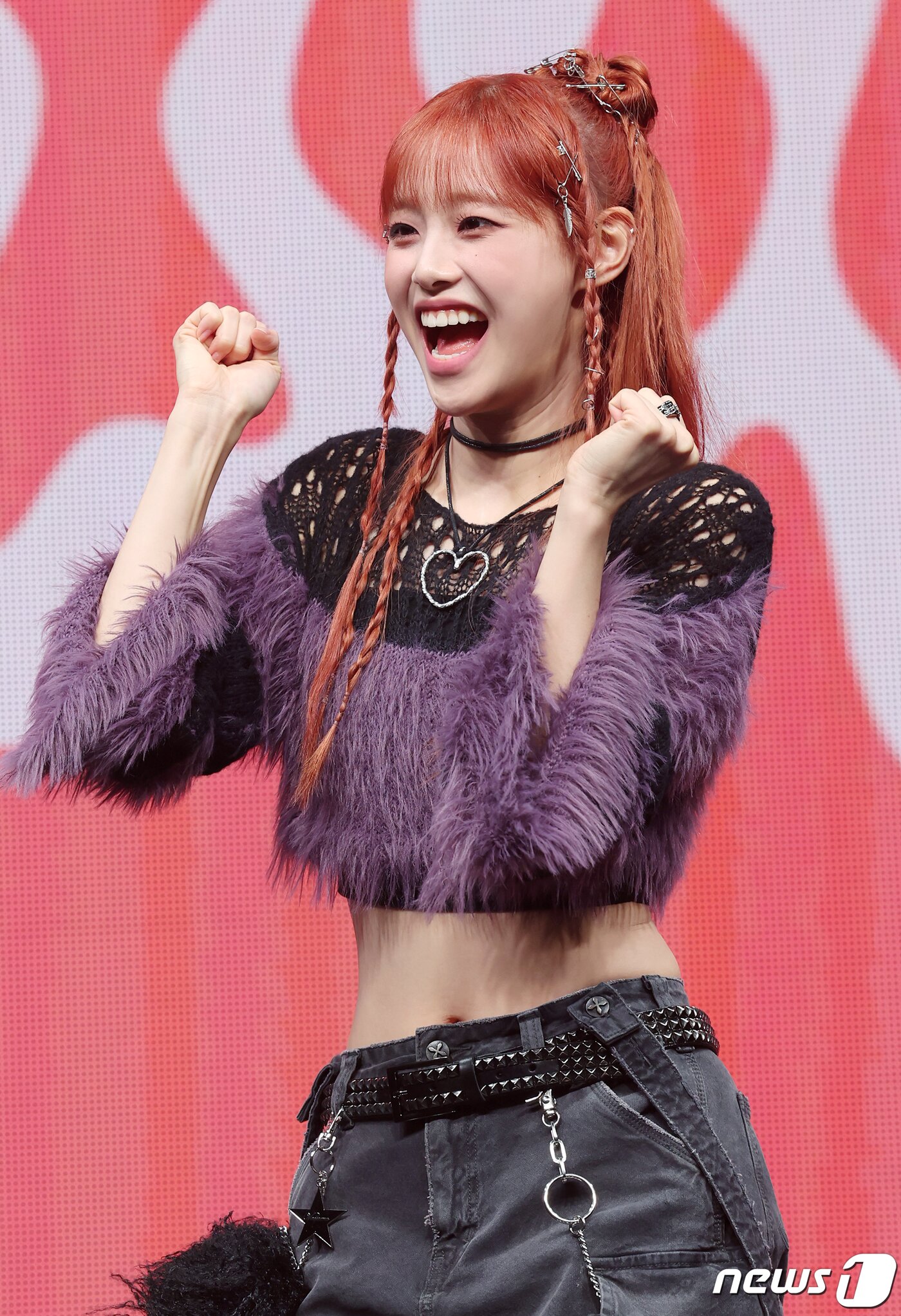 본문 이미지 - 가수 츄(CHUU)가 18일 오후 서울 광진구 광장동 예스24라이브홀에서 열린 첫 번째 미니 앨범 ‘Howl’ 발매 기념 쇼케이스에서 포즈를 취하고 있다. 2023.10.18/뉴스1 ⓒ News1 김진환 기자