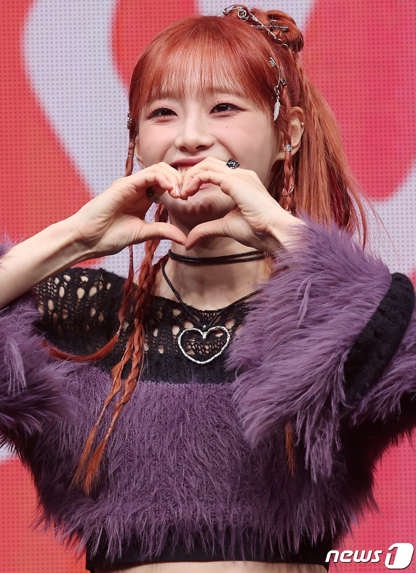 본문 이미지 - 가수 츄(CHUU)가 18일 오후 서울 광진구 광장동 예스24라이브홀에서 열린 첫 번째 미니 앨범 ‘Howl’ 발매 기념 쇼케이스에서 포즈를 취하고 있다. 2023.10.18/뉴스1 ⓒ News1 김진환 기자