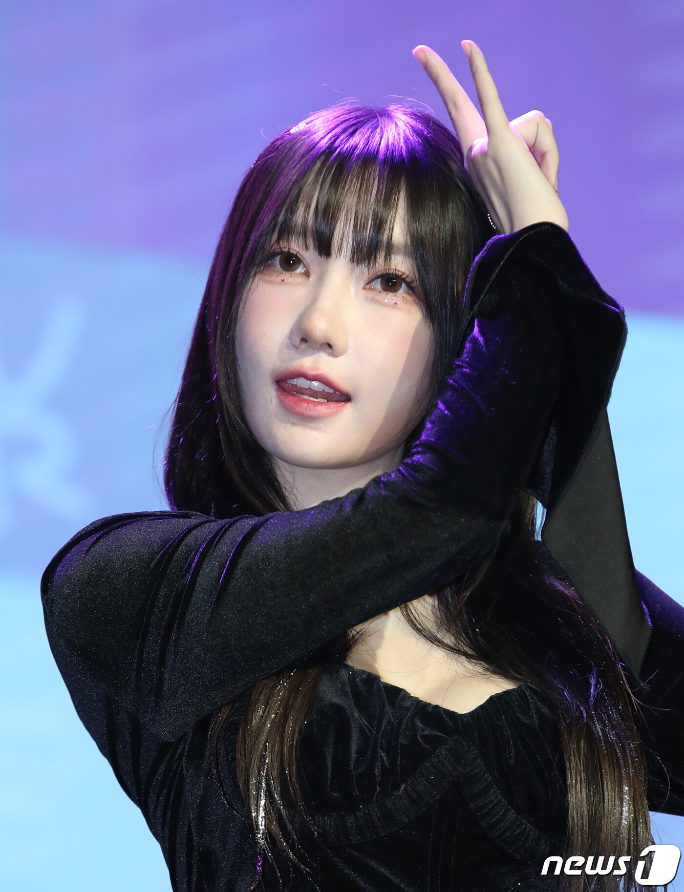 본문 이미지 - ‘김계란 걸밴드’ QWER(큐더블유이알) 마젠타가 18일 오후 서울 서교동 무신사 개러지에서 가진 데뷔 싱글 1집 '하모니 프롬 디스코드(Harmony from Discord)' 쇼케이스에서 포즈를 취하고 있다. 2023.10.18/뉴스1 ⓒ News1 권현진 기자