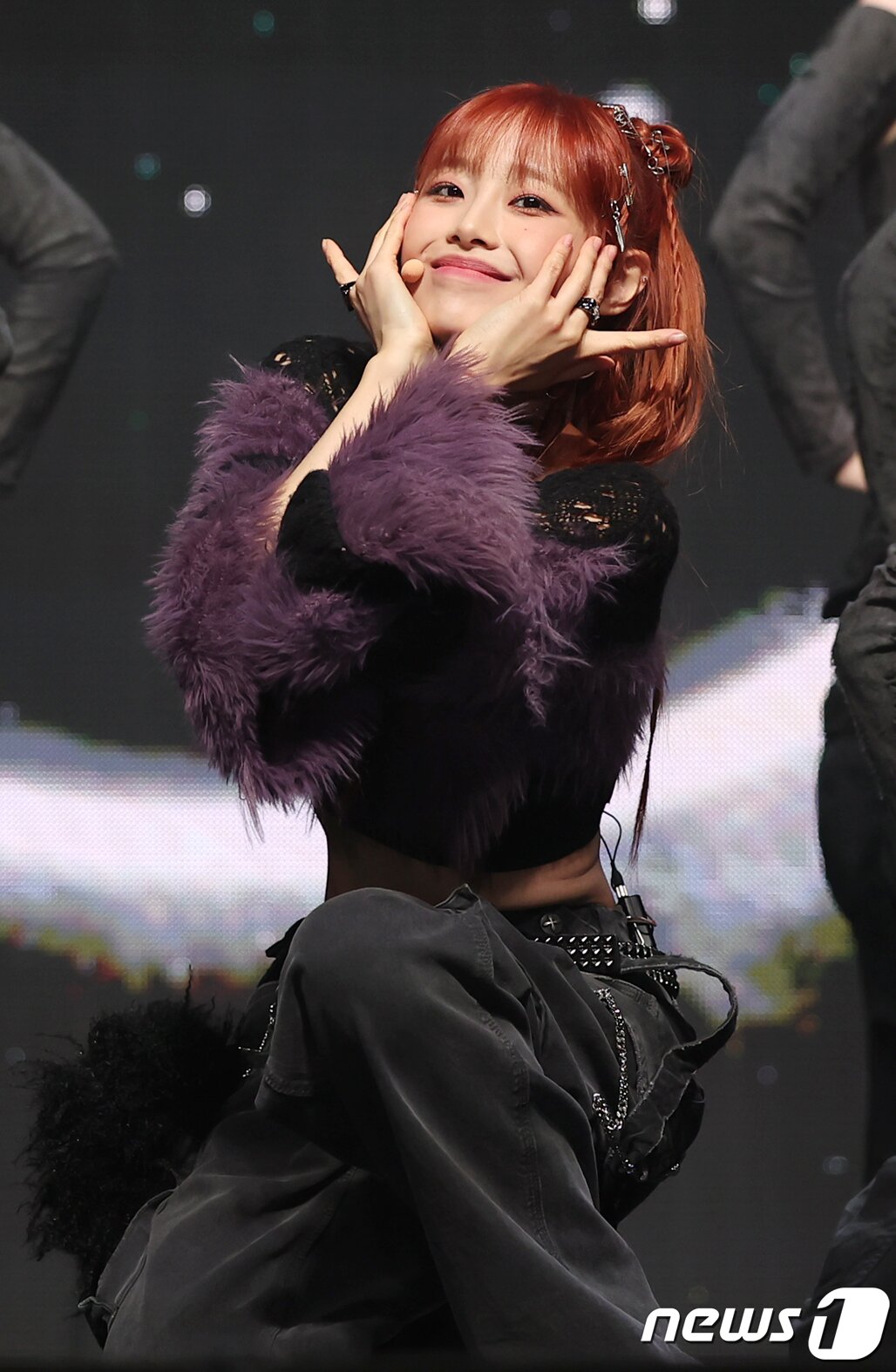 본문 이미지 - 가수 츄(CHUU)가 18일 오후 서울 광진구 광장동 예스24라이브홀에서 열린 첫 번째 미니 앨범 ‘Howl’ 발매 기념 쇼케이스에서 열정적인 무대를 펼치고 있다. 2023.10.18/뉴스1 ⓒ News1 김진환 기자