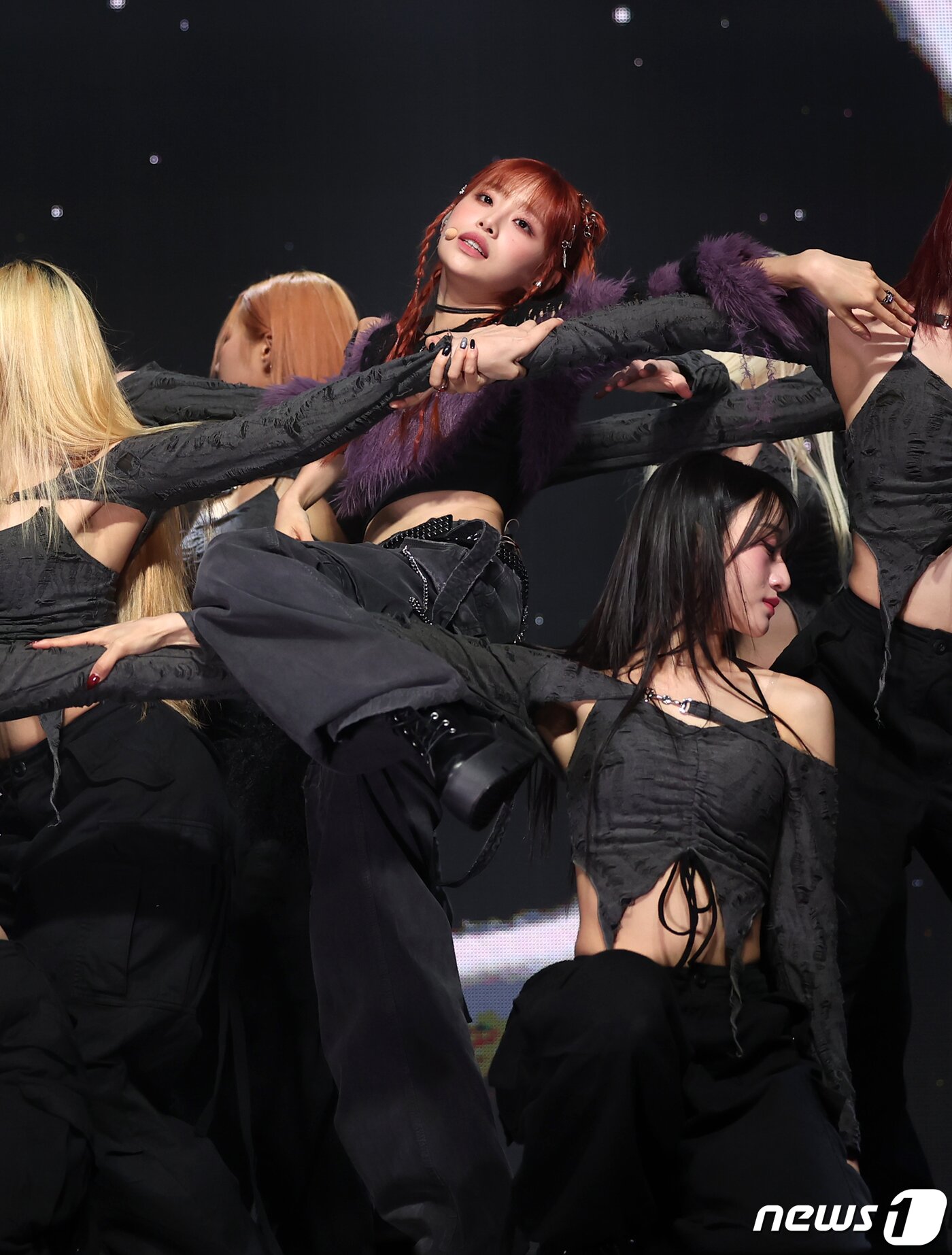 본문 이미지 - 가수 츄(CHUU)가 18일 오후 서울 광진구 광장동 예스24라이브홀에서 열린 첫 번째 미니 앨범 ‘Howl’ 발매 기념 쇼케이스에서 열정적인 무대를 펼치고 있다. 2023.10.18/뉴스1 ⓒ News1 김진환 기자