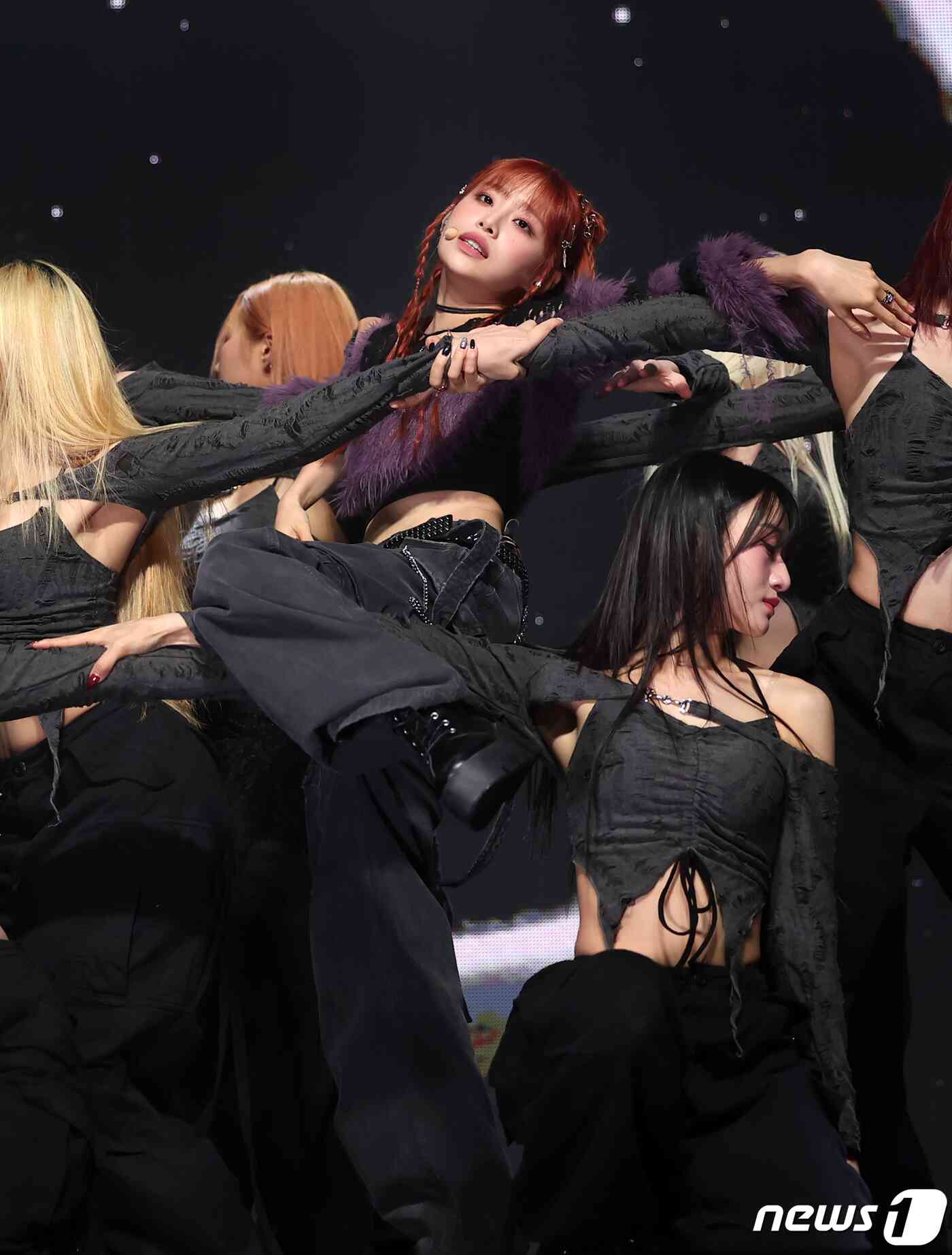 가수 츄(CHUU)가 18일 오후 서울 광진구 광장동 예스24라이브홀에서 열린 첫 번째 미니 앨범 ‘Howl’ 발매 기념 쇼케이스에서 열정적인 무대를 펼치고 있다. 2023.10.18/뉴스1 © News1 김진환 기자