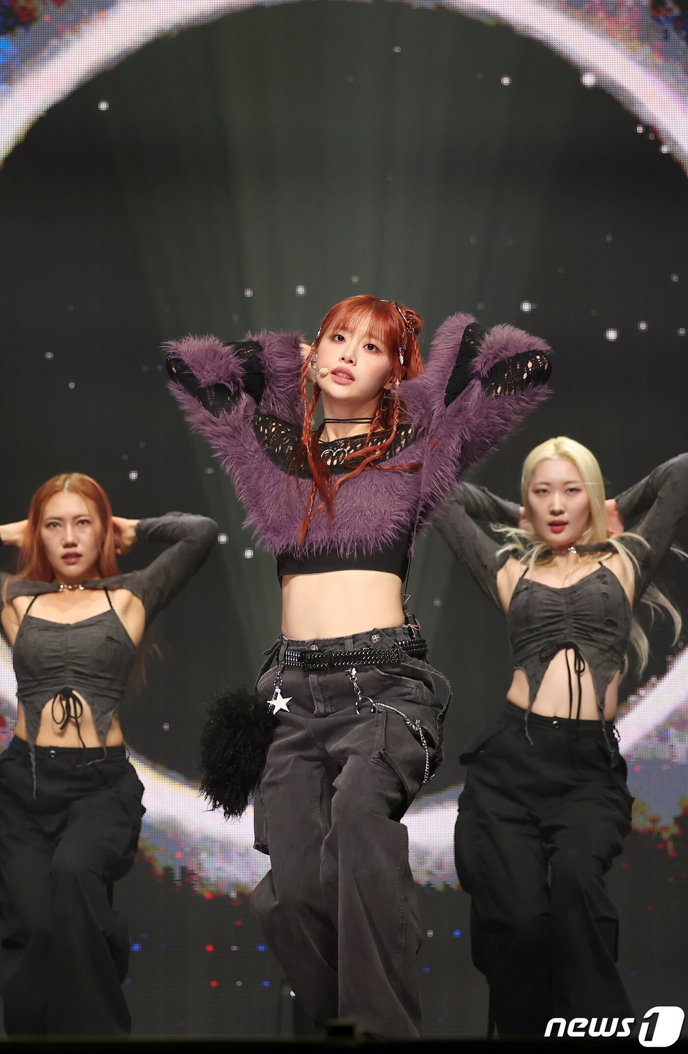 본문 이미지 - 가수 츄(CHUU)가 18일 오후 서울 광진구 광장동 예스24라이브홀에서 열린 첫 번째 미니 앨범 ‘Howl’ 발매 기념 쇼케이스에서 열정적인 무대를 펼치고 있다. 2023.10.18/뉴스1 ⓒ News1 김진환 기자